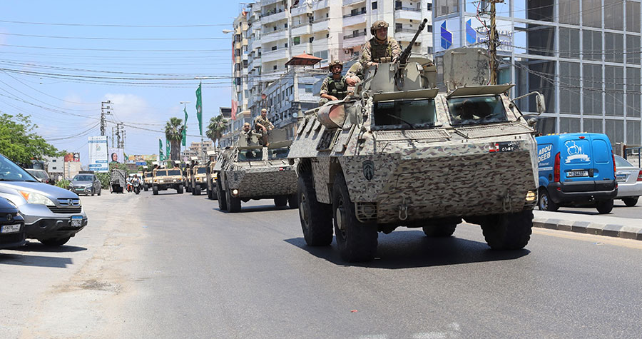 Des soldats libanais blessés au cours d'une descente dans le quartier de Jabal Mohsen, à Tripoli
