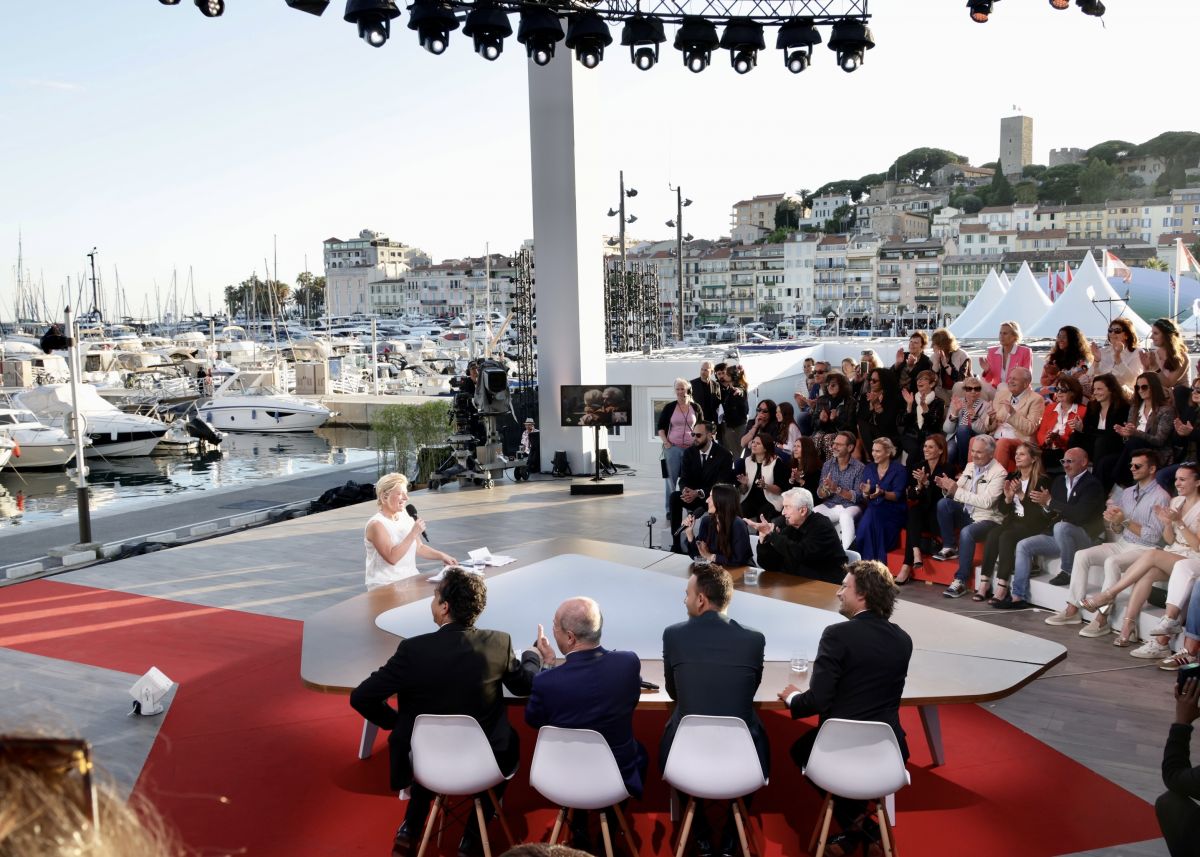 Day 11: An 'anti-Netanyahu' and a shower of stars behind the scenes of 'C à vous'