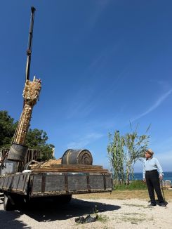 Le Dr Sami Rifaï , botaniste surnommé le roi des cactus, observe l'installation de ses cactus. Photo DR