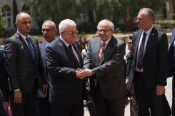 Mahmoud Abbas reçu par Nawaf Salam au Grand Sérail. Photo Mohammad Yassine / L'OLJ