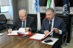 Le ministre libanais des Finances Yassine Jaber et le directeur régional de la BM, Jean-Christophe Carret, à Beyrouth, le 23 mai 2025. Photo fournie par le bureau de presse du ministère des Finances