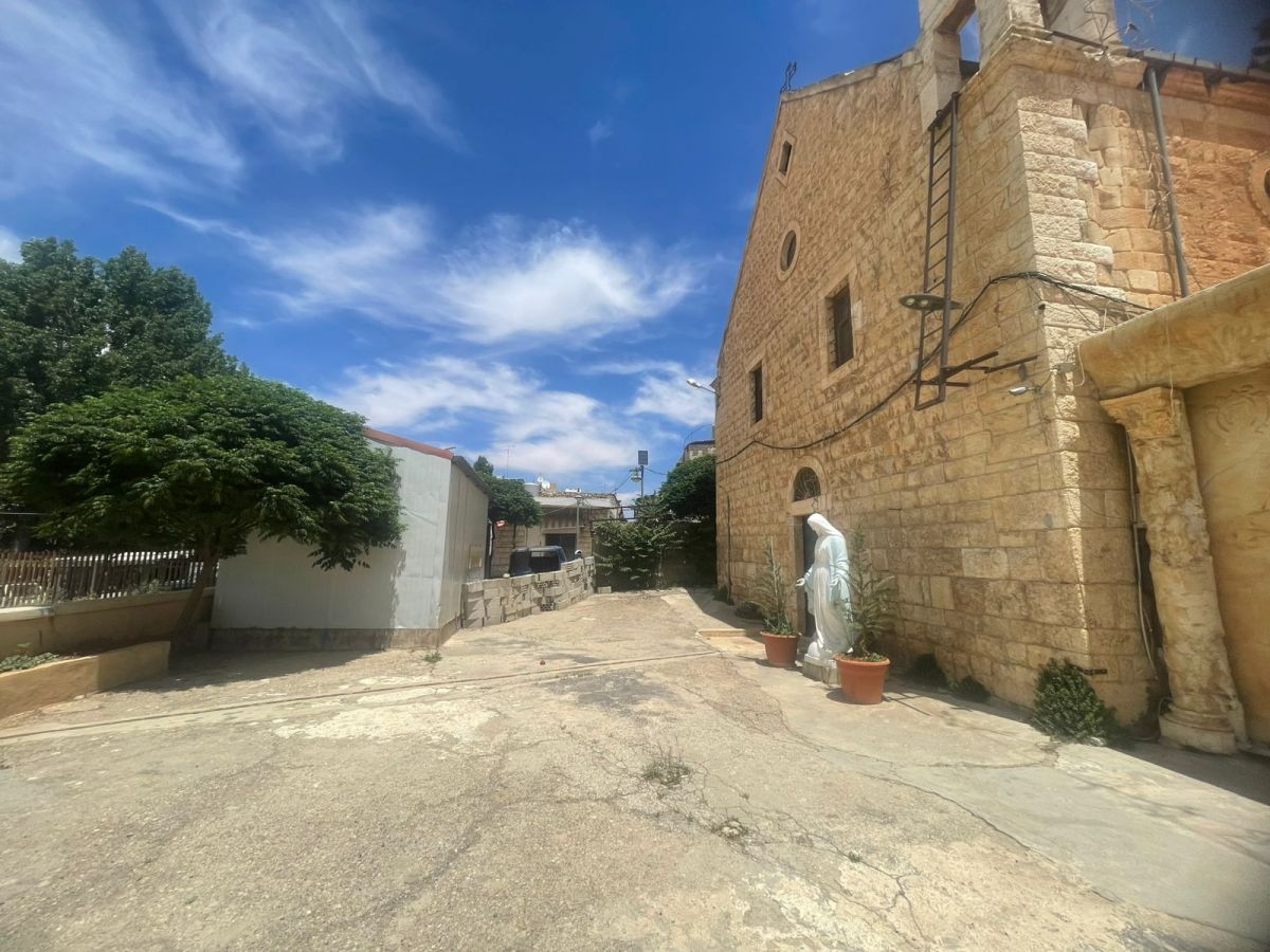 Litige à Baalbeck : quand un kiosque bloque l’entrée d’une église Litige à Baalbeck : quand un kiosque bloque l’entrée d’une église