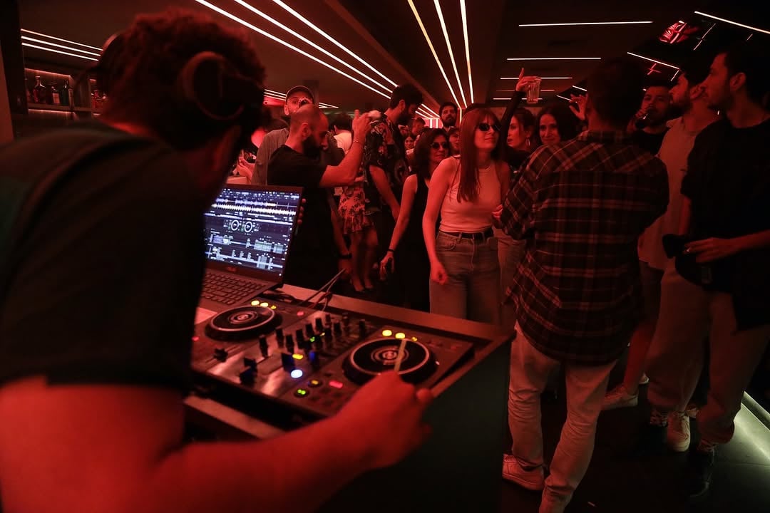 La nuit, Damas danse sur un fil