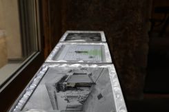 « Des piles de titres de propriété et de photographies reposent sous des clés rouillées, vestiges silencieux de maisons abandonnées, saisies ou détruites pendant la guerre. » (Crédit : Nicholas Frakes / L’Orient Today)