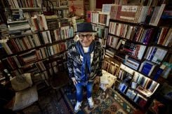 Sarori à la Halabi Bookshop de Kaskas, une librairie de Beyrouth, encore dans son jus depuis le début du siècle dernier. Mohammad Yassine/L’OLJ