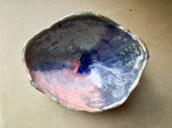 Le bol de  Zeina Aboul-Hosn, des couleurs et de la créativité.  Photo Clay Stories Collective