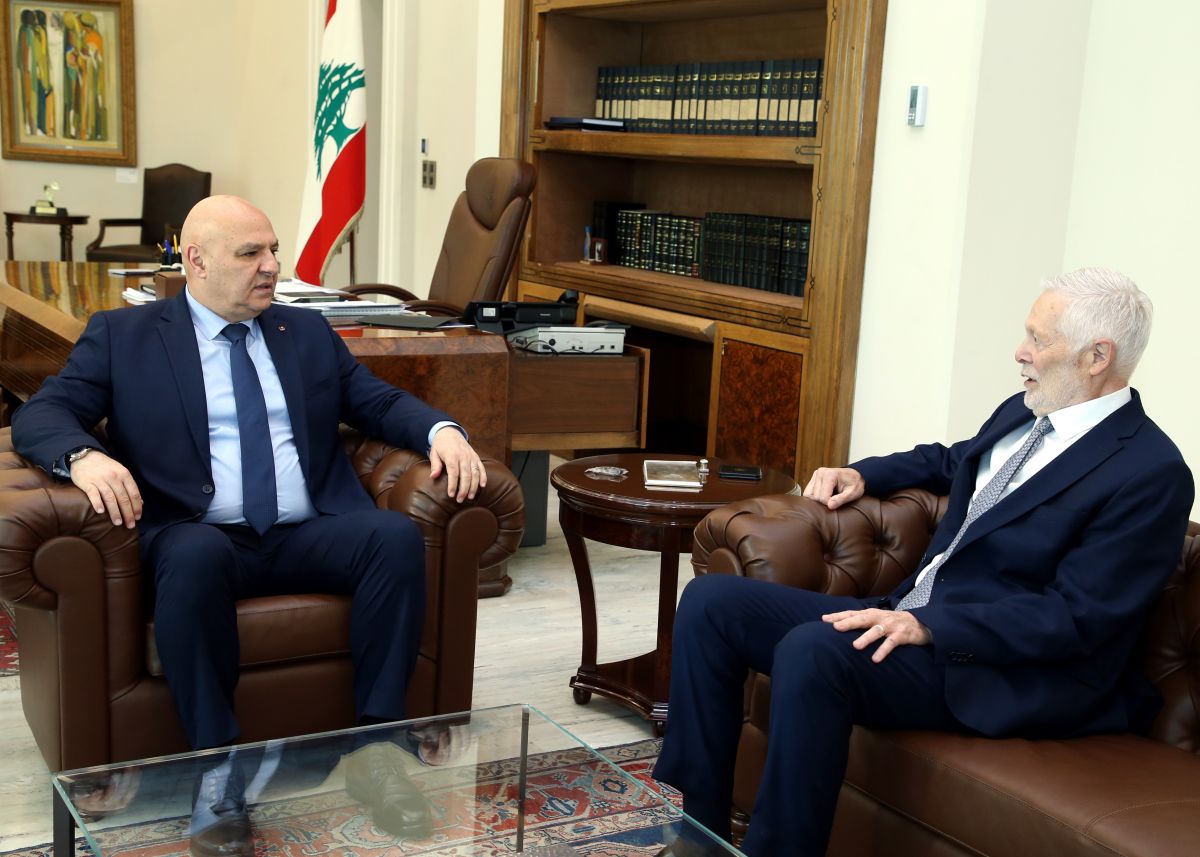 Aoun discusses disarmament of Palestinian camps with Dimashkieh Aoun discusses disarmament of Palestinian camps with Dimashkieh