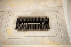 It seems like you've provided a description or caption for a photo. In English, it would read: "The longest words: three talismans for conditioning the air, Khaled Malas, Beirut 2024. Photo: Vicken Avakian."