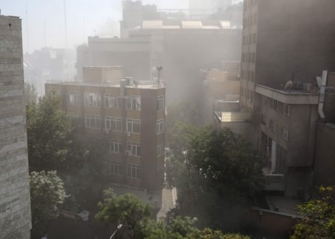 Trois morts et des dizaines de blessés en Israël après une salve de missiles iraniens | Direct