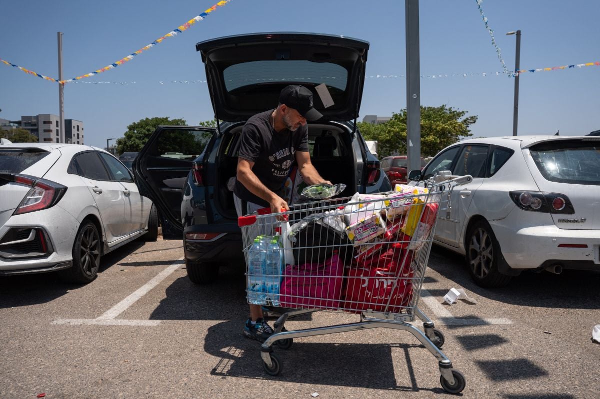 Israelis are 'hysterical,' panic buying and preparing for shelter awaiting Iranian response Israelis are 'hysterical,' panic buying and preparing for shelter awaiting Iranian response