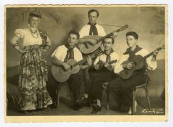 Arlette El-Khoury avec l’ensemble de guitare et mandoline de Vrouyr Mazmanian. Archives de la famille El-Khoury