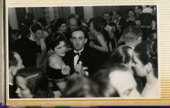 Dansant avec son frère Roger Aslan, lors d’un des bals de gala au profit du Solarium du Liban. Archives famille El-Khoury