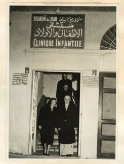 Arlette el-Khoury et le Vicaire apostolique latin au Liban, Mgr Eustache Smith, lors de sa visite du Solarium le 14 Février 1957. Archives de la famille El-Khoury