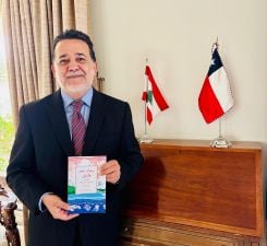 L'ambassadeur Marco Correa présentant une traduction arabe d'un recueil de poèmes de Gabriela Mistral. Photo DR