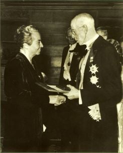La poétesse chilienne recevant son prix Nobel en 1945. Photo fournie par l'ambassade du Chili au Liban