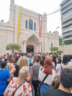 A crowd at the entrance of the church in Haret Sakhr, Jounieh, on Monday. (Credit: N.B.)