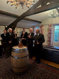 Tony Asseily entouré à sa droite de Burr Anderson, le fondateur de la distillerie, et de Shona MacLoed, maître de chai de la distillerie. Photo DR