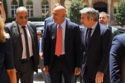 L'ambassadeur et émissaire Thomas Barrack, à son arrivée au Grand Sérail. Photo Mohammad Yassine / L'Orient-Le Jour