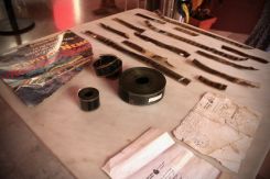 Fragments de mémoire, bobines de film récupérées, affiches déchirées et documents officiels provenant des cinémas autrefois florissants de Tripoli - Mina, aujourd’hui soigneusement conservés dans les archives en expansion de Rumman à Stereo Kawalis. (Crédits : Rayanne Tawil)