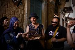Nathalie Rosa et Mohamad Tahan avec les participants lors de la promenade cinématographique dans les vieux souks de Tripoli, partageant récits, rires et fragments retrouvés du passé cinématographique de la ville. (Crédits : Rayanne Tawil)