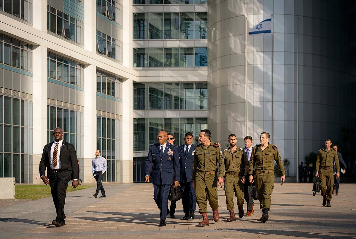 [Bild: israeliarmywalking_kirya_215540_113351.jpg]