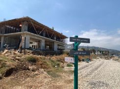 Des pancartes installées sur la plage publique de Kfar Abida sur lesquelles on peut lire : « Notre santé dépend de la santé de notre mer », « Notre mer est notre identité » et « La plage appartient à tous », le 21 juin 2025. Lilia Geha/L’Orient-Le Jour