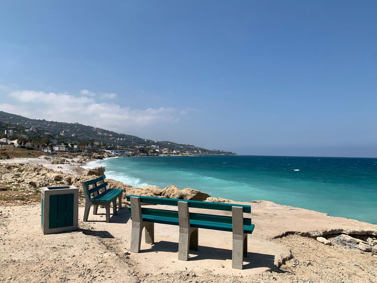 « Plage pour tous » : sur la côte de Kfar Abida, des bancs et corbeilles pour se réapproprier l’espace public