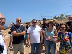 Ziad Moussa (g.), chef de projet à VNG International, Michel Feghaly (c.), président de la municipalité de Kfar Abida, Clara el-Khoury (à d. de M. Feghaly), membre du collectif Save Kfar Abida, et Claude Margi (d.), lors du lancement du projet d'installation des bancs et bennes à ordures sur la plage publique de Kfar Abida, au Liban-Nord, le 21 juin 2025. Lilia Geha/L’Orient-Le Jour