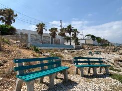 Les bancs et bennes à ordures faits de béton et plastique recyclés placés tout au long de la plage publique de Kfar Abida, au Liban-Nord, le 21 juin 2025. Lilia Geha/L’Orient-Le Jour