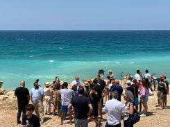 Une foule rassemblée sur la plage publique de Kfar Abida pour le lancement de l’initiative « Plage pour tous », le 21 juin 2025 au Liban-Nord. Lilia Geha/L’Orient-Le Jour