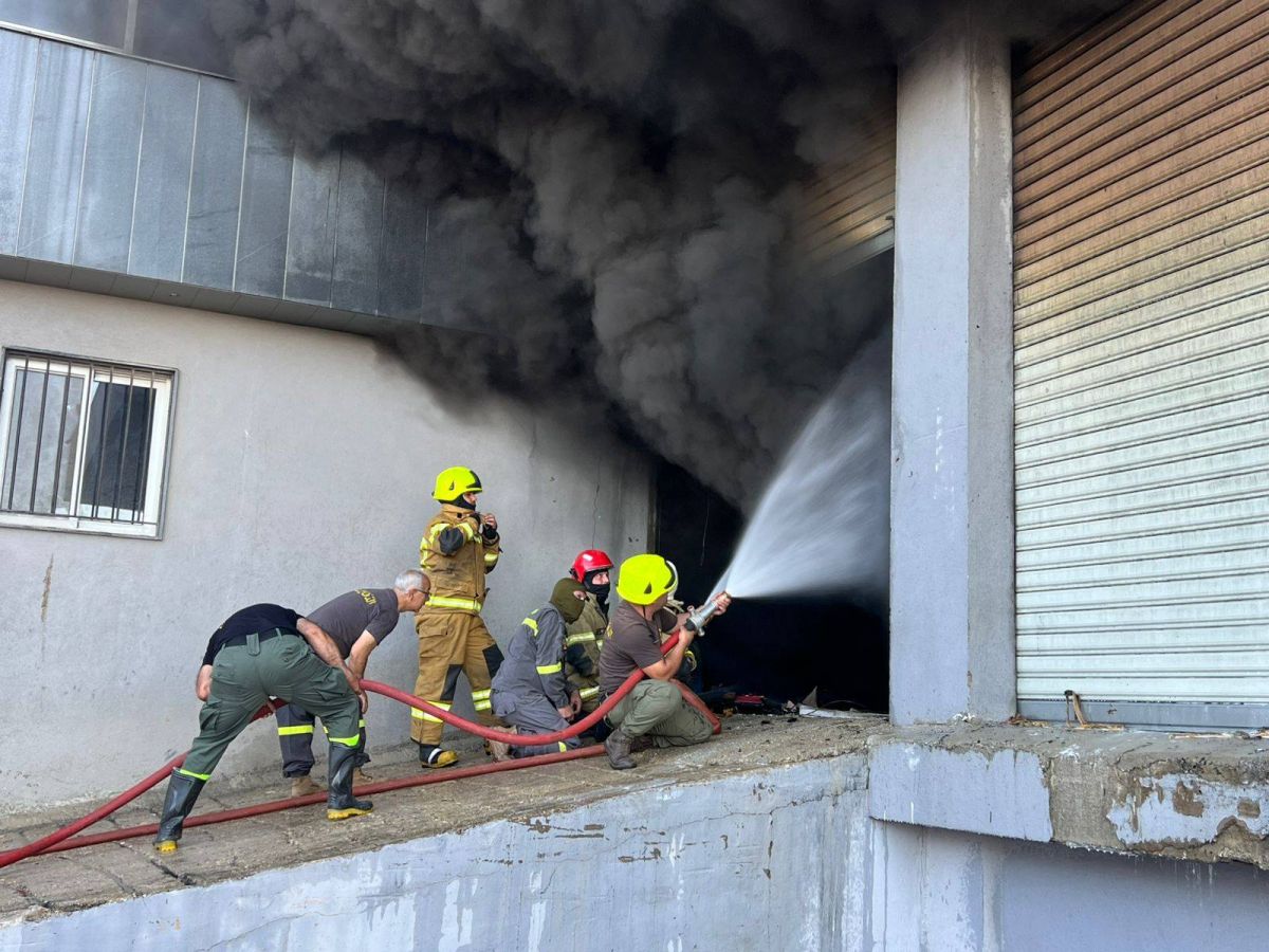 Major fire controlled in a warehouse in Taanayel Major fire controlled in a warehouse in Taanayel
