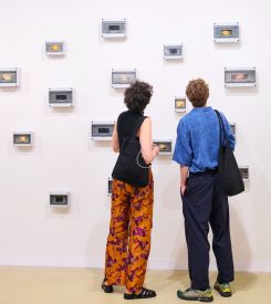 « Periodic Sights », une œuvre faite de 28 boîtes à fusible alignées en grille. Photo Art Basel