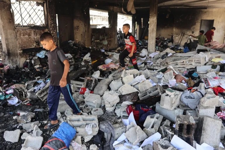 « On sent la terre glisser sous nos pieds » : récit d’une Gazaouie rescapée des bombardements israéliens