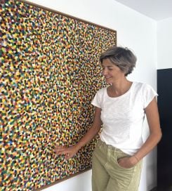 Emilie Haddad posant devant sa toile sélectionnée pour la London Biennale 2025 Photo fournie par l'artiste