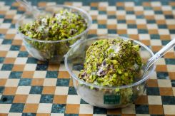 La achta de la mythique pâtisserie Hallab, recouverte de généreux morceaux de pistache. Photo M.L.