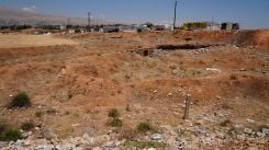It is hard to believe that a river generally flows through this dry plain, but the watercourse has remained dry throughout the winter of 2024-2025, according to the farmers of Rayak. (Credit: Ali Baalbacki/L'Orient-Le Jour)
