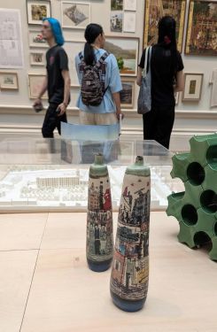 Les deux céramiques de Zena Assi présentées à la Royal Academy de Londres. Photo fournie par l'artiste.