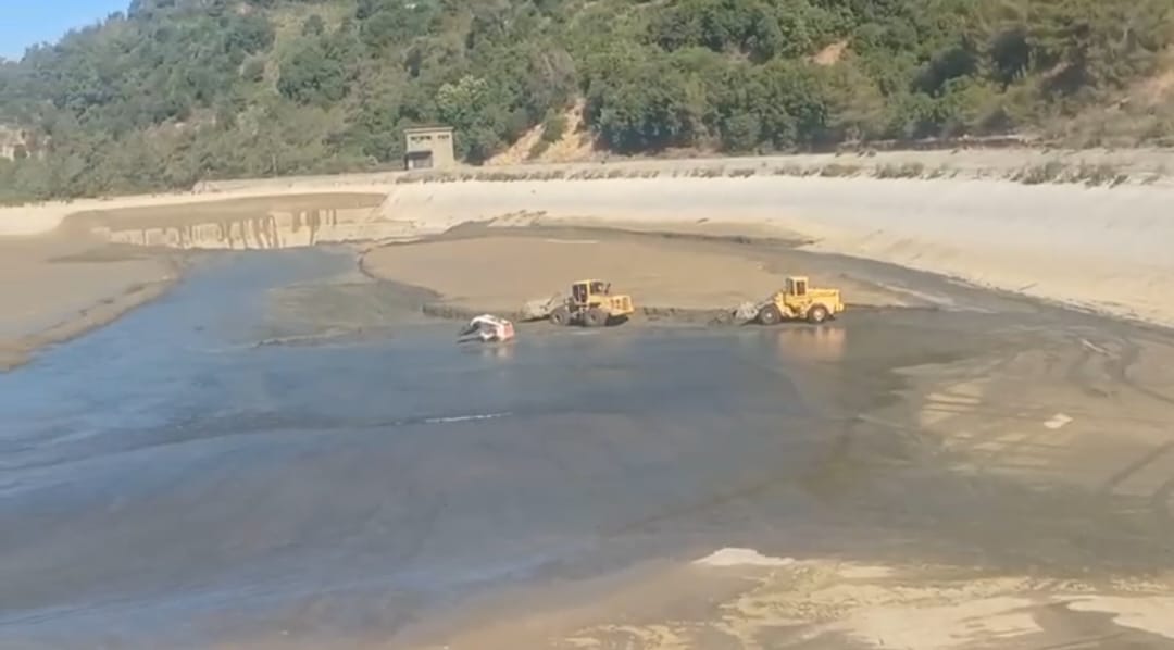 Litani River Authority cleans pond belonging to hydroelectric plant in Jezzine district