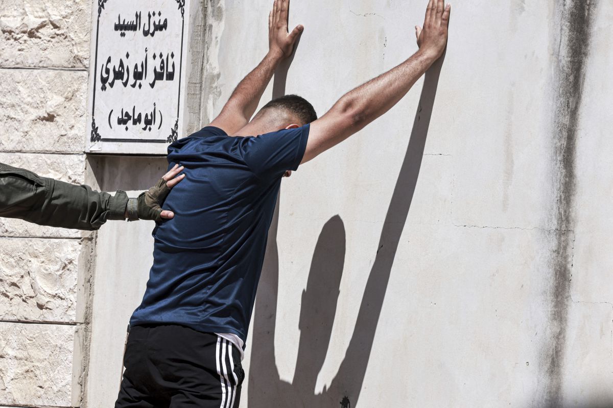 Hezbollah condemns arrest of al-Mayadeen official in occupied West Bank Hezbollah condemns arrest of al-Mayadeen official in occupied West Bank