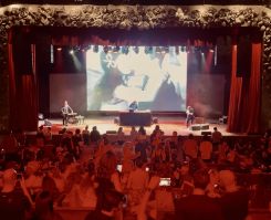 Rayess Bek, Mehdi Habbab et Julien Perruadeau sur la scène du MusicHall dans « Love and Revenge ». Photo Liban Jazz