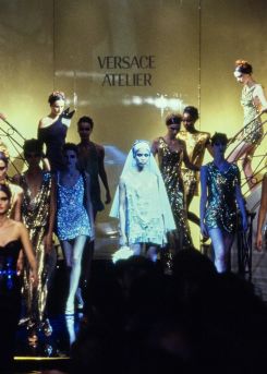 La clôture du tristement célèbre défilé, avec Naomi Campbell en mariée moderne. Photo d'archives AFP
