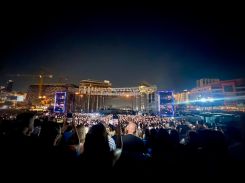 A packed crowd gives the young Syrian singer a standing ovation in Beirut. (Credit: Rayanne Tawil/L'Orient Today)