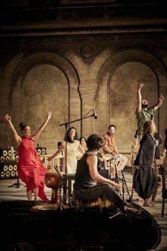 À Avignon, une veillée poétique intitulée « Nour » avec pas moins de 24 interprètes sur le plateau. © Christophe Raynaud de Lage/Festival d'Avignon