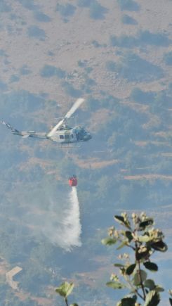 Un hélicoptère de l’armée larguant de l’eau à Akkar. Photo relayée par Michel Hallak/L’Orient-Le Jour