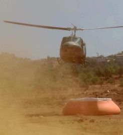 Un hélicoptère militaire qui se ravitaille en eau. Photo fournie par notre correspondant dans le Nord, Michel Hallak