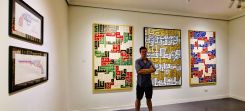 L'artiste américain posant devant quelques une de ses toiles calligraphiques à la galerie Agial. Photo fournie par la galerie.