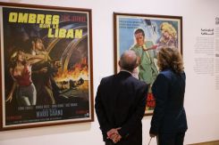 Deux visiteurs admirant des posters de films dans l'exposition “Impressions of Paradise” . (Credit: Céline Dagher/Nuhad Es-Said Pavilion for Culture)