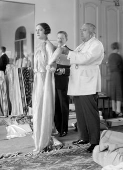 Paul Poiret en pleine séance d'essayage. Photo Musée parisien des Arts décoratifs 