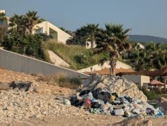 La côte devant la station balnéaire de Butlers Beach Club, à Batroun, avant déblayage. Photo fournie par Chafic Saab, PDG de la société propriétaire de la station balnéaire.