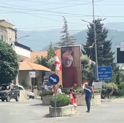 Une photo de Georges Abdallah et des drapeaux libanais à Qobeyate. Photo obtenue par Michel Hallak